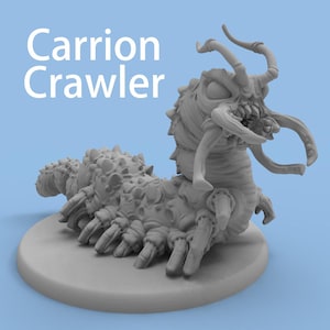 Puede incluir: Una figura miniatura gris sin pintar de una criatura de múltiples patas con cuerpo segmentado, espalda espinosa y grandes mandíbulas, sobre una base circular. El texto 'Carrion Crawler' aparece en blanco en la esquina superior izquierda.