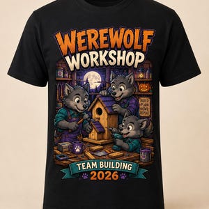 以下が含まれることがあります： 黒いTシャツで、ワークショップで木製の巣箱を作っている3匹の漫画風の狼男のグラフィックが描かれています。上部には「WEREWOLF WORKSHOP」、下部には「TEAM BUILDING 2026」という文字があり、「BUILD PLAN HOWL REPEAT」と書かれた看板もあります。