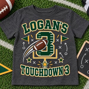 Camiseta personalizada de aniversário de 3 anos para menino com tema de futebol americano, nome, idade e a frase "Touchdown Three", perfeita para festas e jogos. Presente ideal para crianças pequenas.