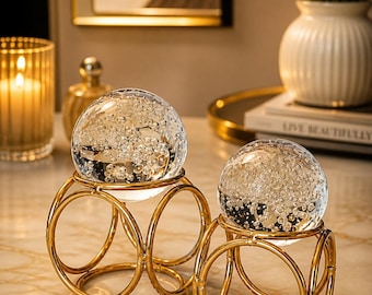 Glazen bol decorset met gouden standaard – moderne sculptuur met bellenbol, salontafel styling
