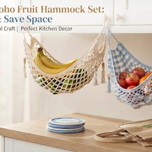 Puede incluir: Dos hamacas colgantes para frutas hechas de cuerda tejida, una de color crema con patrón de red y otra con patrón de cuadros azules y blancos. El texto dice: Handmade Boho Fruit Hammock Set: Add Charm & Save Space. Natural Cotton | Artisanal Craft | Perfect Kitchen Decor.