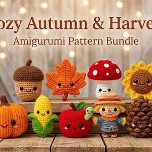 Puede incluir: Una colección de figuras amigurumi de ganchillo que incluye una calabaza, bellota, hoja de arce, seta, girasol, maíz, manzana con gusano, espantapájaros, piña y batata. El texto dice Cozy Autumn & Harvest Amigurumi Pattern Bundle.