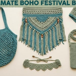 Puede incluir: Un conjunto de ganchillo etiquetado ULTIMATE BOHO FESTIVAL BUNDLE que incluye un bolso de red azul cerceta con botón de madera, un chal con flecos en verde salvia y cerceta con cuentas de madera, un pañuelo triangular, una diadema y dos fundas.