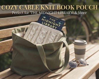 Puede incluir: Un bolso de lona verde oliva que contiene una funda para libros de punto de ochos en color crema y un ejemplar del libro The Midnight Library. El texto COZY CABLE KNIT BOOK POUCH y Perfect for THE MIDNIGHT LIBRARY & More es visible arriba.