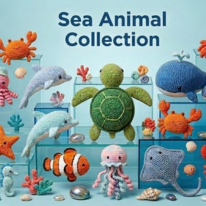 Puede incluir: Una colección de animales marinos de ganchillo que incluye una tortuga verde, una ballena azul, cangrejos naranjas, delfines, un pez payaso, una raya, una langosta, un calamar y varios pulpos, con el texto Sea Animal Collection arriba.