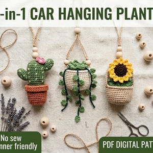 Könnte beinhalten: Drei gehäkelte hängende Pflanzenornamente für Autos, darunter ein Kaktus im Terrakotta-Topf, eine hängende Sukkulente im cremefarbenen Korb und eine Sonnenblume im beigen Korb. Der Text lautet 3-IN-1 CAR HANGING PLANTS und PDF DIGITAL PATTERN.