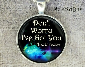 Collar con tipografía zen inspiradora del universo: colgante metafísico en negro, azul y verde agua: joyería unisex