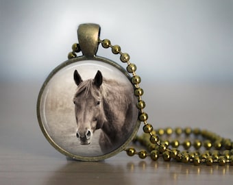 Collar con colgante de foto de caballo castaño: regalo de joyería ecuestre