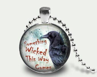 Collar con cita de Macbeth: colgante con foto de un cuervo malvado, arte gótico de Shakespeare