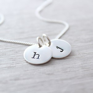 Collier disque initiales en argent sterling, cadeaux personnalisés, bijoux personnalisés initiales de famille, cadeau pour maman