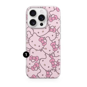 Puede incluir: Una funda de tel&eacute;fono rosa con un patr&oacute;n repetido de caras de Hello Kitty y lazos rosas. La funda tiene un borde transparente y un recorte para la c&aacute;mara. El n&uacute;mero 1 est&aacute; impreso en negro en la esquina inferior izquierda.