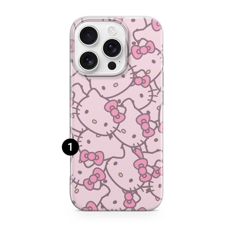 Puede incluir: Una funda de tel&eacute;fono rosa con un patr&oacute;n repetido de caras de Hello Kitty y lazos rosas. La funda tiene un borde transparente y un recorte para la c&aacute;mara. El n&uacute;mero 1 est&aacute; impreso en negro en la esquina inferior izquierda.
