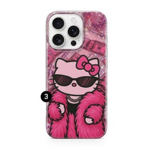 Puede incluir: Una funda de tel&eacute;fono rosa con un gato de dibujos animados con gafas de sol, un lazo rosa y un abrigo de piel rosa. El fondo tiene un efecto de purpurina rosa e im&aacute;genes de dinero.