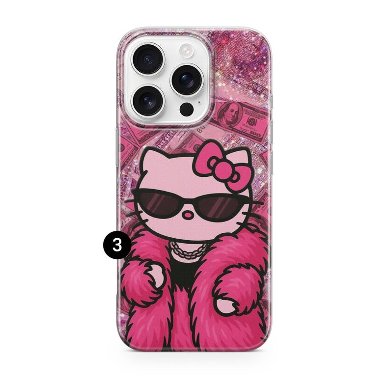 Puede incluir: Una funda de tel&eacute;fono rosa con un gato de dibujos animados con gafas de sol, un lazo rosa y un abrigo de piel rosa. El fondo tiene un efecto de purpurina rosa e im&aacute;genes de dinero.