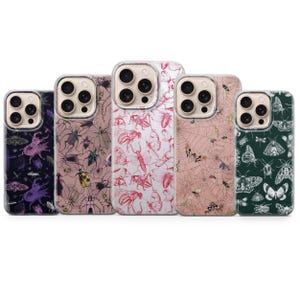 Puede incluir: Cinco fundas para teléfono con diseños de insectos y telarañas. Las fundas presentan diseños de mariposas, escarabajos y telarañas en colores como morado, rosa y verde. Cada funda tiene un borde transparente.
