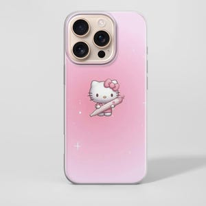 Puede incluir: Una funda de tel&eacute;fono rosa con un personaje de dibujos animados de Hello Kitty sosteniendo un objeto rosa. La funda tiene un fondo degradado y un borde transparente. La funda est&aacute; dise&ntilde;ada para un tel&eacute;fono inteligente.