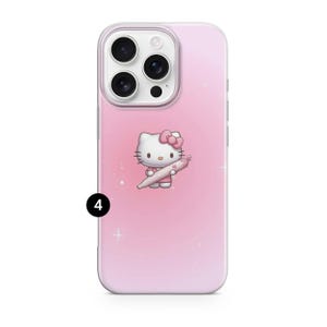 Puede incluir: Funda de tel&eacute;fono rosa con un personaje de dibujos animados con un lazo rosa sosteniendo un objeto enrollado. La funda tiene un fondo rosa degradado con acentos de estrellas blancas. La funda del tel&eacute;fono tiene una c&aacute;mara y un flash.