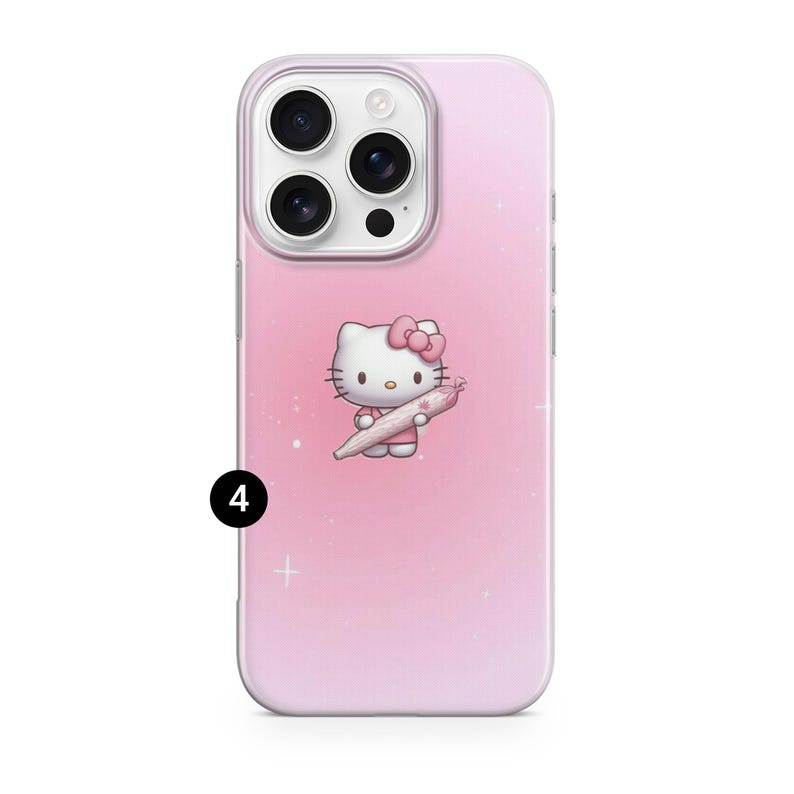 Puede incluir: Funda de tel&eacute;fono rosa con un personaje de dibujos animados con un lazo rosa sosteniendo un objeto enrollado. La funda tiene un fondo rosa degradado con acentos de estrellas blancas. La funda del tel&eacute;fono tiene una c&aacute;mara y un flash.