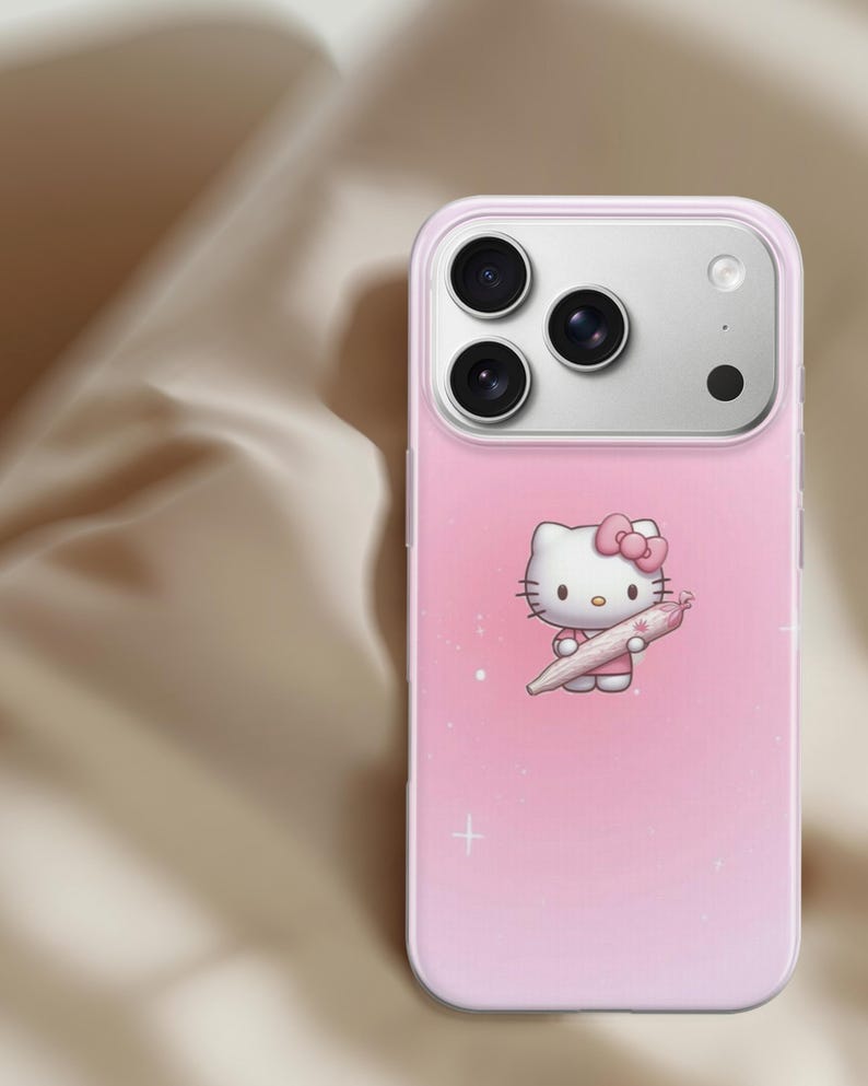 Puede incluir: Funda de tel&eacute;fono rosa con un personaje de dibujos animados sosteniendo un objeto enrollado. La funda tiene un fondo degradado rosa claro con acentos blancos en forma de estrella. El &aacute;rea de la c&aacute;mara es plateada.