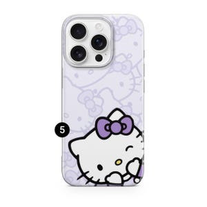 Puede incluir: Funda transparente para tel&eacute;fono con un dise&ntilde;o de Hello Kitty blanco, un lazo morado y un patr&oacute;n repetido de lazos sobre un fondo lila claro. La funda tiene un recorte para la c&aacute;mara y el n&uacute;mero 5 en negro.