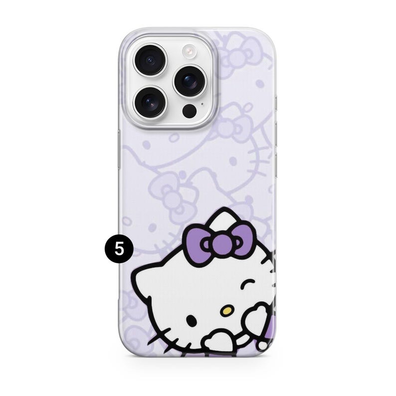 Puede incluir: Funda transparente para tel&eacute;fono con un dise&ntilde;o de Hello Kitty blanco, un lazo morado y un patr&oacute;n repetido de lazos sobre un fondo lila claro. La funda tiene un recorte para la c&aacute;mara y el n&uacute;mero 5 en negro.