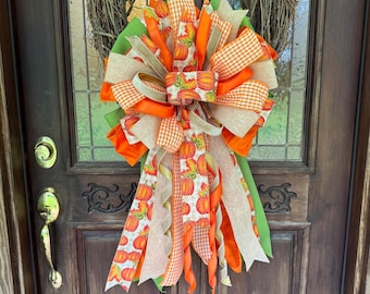 Lazo decorativo con temática otoñal con estampados de calabazas y hojas para la decoración del hogar.