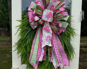 Lazo de cinta floral rosa y verde de diseño para puerta: diseño de greca griega, detalles de terciopelo (19x26x5 pulgadas)