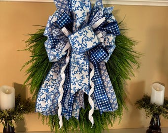 Lazo chinoiserie azul y blanco para puerta: elegante cinta floral a cuadros para la decoración del hogar.