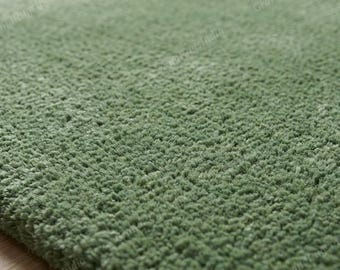 Alfombra de lana tejida a mano en color verde salvia, lujosa para sala de estar / Alfombra de área color verde oliva liso / Revestimiento de suelo minimalista moderno / Tamaño personalizado disponible