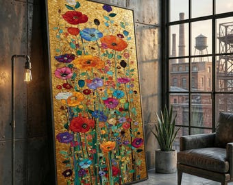 Könnte beinhalten: Großformatige, gerahmte Blumenkunst mit goldenem Hintergrund und leuchtenden Blumen in Rot, Orange, Blau, Lila und Gelb. Das Kunstwerk wird in einem modernen Industrieraum mit großem Fenster und Ledersessel präsentiert.