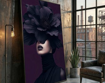 Könnte beinhalten: Gerahmter Kunstdruck mit einer Frau mit einer großen schwarzen Blume, die ihren Kopf bedeckt. Sie trägt einen schwarzen Rollkragenpullover und dunklen Lippenstift. Der Hintergrund ist ein tiefes Lila. Das Kunstwerk wird in einem modernen Industrie-Setting gezeigt.