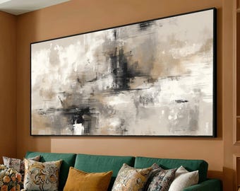 Könnte beinhalten: Abstrakte Kunstmalerei in einem schwarzen Rahmen. Das Kunstwerk zeigt eine Mischung aus neutralen Farben, darunter Beige, Grau und Schwarz, mit Pinselstrichstrukturen. Das Gemälde wird über einem grünen Sofa mit dekorativen Kissen ausgestellt.