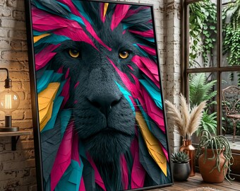 Könnte beinhalten: Ein gerahmter Kunstdruck mit einem Nahporträt eines Löwen mit dunkelgrauem Gesicht und bernsteinfarbenen Augen. Die Mähne des Löwen besteht aus scharfen, geometrischen, geschichteten Formen in leuchtendem Pink, hellem Türkis und Goldgelb.
