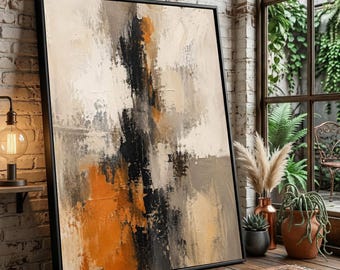 Könnte beinhalten: Ein großes rechteckiges abstraktes Gemälde in einem schwarzen Rahmen mit einer vertikalen Komposition aus strukturierten Pinselstrichen in den Farben Schwarz, Anthrazit, Creme, Beige und gebranntem Orange, aufgestellt vor einer Ziegelwand.