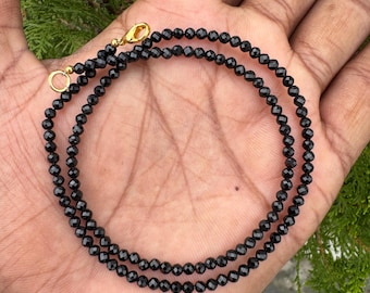 Collar de espinela negra con cuentas redondas naturales facetadas de 3 mm, joyería minimalista hecha a mano para combinar con otras joyas, regalo hecho a mano para él y para ella.
