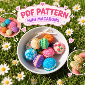 Op de afbeelding: Een witte kom gevuld met kleine, ronde, met kralen bewerkte ornamenten in de vorm van macarons in diverse kleuren zoals blauw, roze, oranje en paars. De tekst PDF PATTERN MINI MACARONS staat in een roze en witte wolk-vormige afbeelding.
