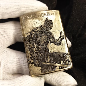 Dark Souls 5 Ansiktsgraverad Mässingständare Cinder Ashen One Design Present till Bror Pojkvän Födelsedagsspelfans
