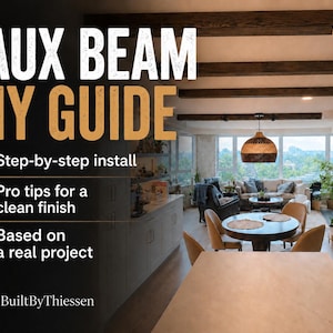 Può includere: Una guida digitale intitolata FAUX BEAM DIY GUIDE #1 con installazione passo dopo passo, consigli professionali per una finitura pulita e basata su un progetto reale. Lo sfondo mostra un soggiorno con travi del soffitto marrone scuro.