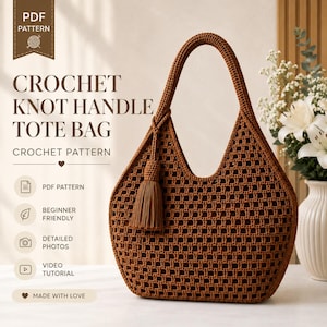 Könnte beinhalten: Eine braune Häkel-Tragetasche mit Knotengriff und passender Quaste. Der Text lautet PDF PATTERN, CROCHET KNOT HANDLE TOTE BAG, CROCHET PATTERN, PDF PATTERN, BEGINNER FRIENDLY, DETAILED PHOTOS, VIDEO TUTORIAL und MADE WITH LOVE.
