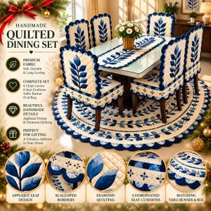 Pode incluir: Um conjunto de jantar acolchoado feito à mão, incluindo seis capas de cadeira, seis almofadas de assento, um caminho de mesa e um tapete oval. Cada peça é creme com um design de folhas azuis em aplique, acolchoado de diamante e bordas.