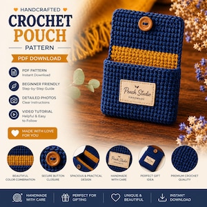 Könnte beinhalten: Eine dunkelblaue Häkeltasche mit einem senfgelben Innenstreifen und einem Holzknopfverschluss. Ein rechteckiges beiges Etikett auf der Vorderseite trägt die Aufschrift Peach Studio HANDMADE. Das Bild enthält den Text: HANDCRAFTED CROCHET POUCH PATTERN.