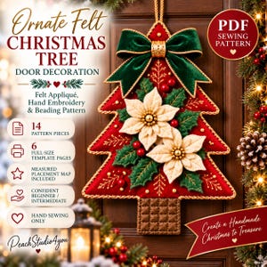 Può includere: Un cartamodello PDF per una decorazione natalizia da porta in feltro a forma di albero. L'albero rosso presenta un fiocco in velluto verde, stelle di Natale color crema, ricami dorati e perline. Il testo include: 14 pezzi del modello.