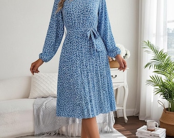 Geplooide jurk met bloemenprint | Blauwe midi-jurk met lange mouwen | A-lijn model met strikceintuur