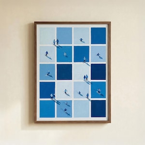 Könnte beinhalten: Gerahmtes Kunstwerk mit einem Raster aus blauen Quadraten mit Skifahrern und Figuren. Das Gemälde verwendet verschiedene Blautöne, wodurch ein Gefühl von Tiefe und Bewegung entsteht. Der Holzrahmen verleiht dem modernen Kunstwerk einen klassischen Touch.