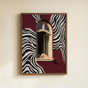 Op de afbeelding: Een ingelijst kunstwerk met een bordeauxrode muur en een zebraprint. Het raam toont benen en een champagneglas. De lijst is van donker hout. Een stijlvol kunstwerk.