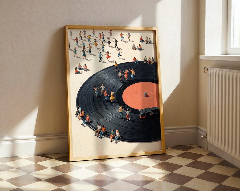Puede incluir: Una impresi&oacute;n art&iacute;stica enmarcada que presenta un disco de vinilo negro con figuras en miniatura bailando y sentadas a su alrededor. El disco tiene un centro naranja y est&aacute; sobre un fondo color crema. El marco es de madera clara.