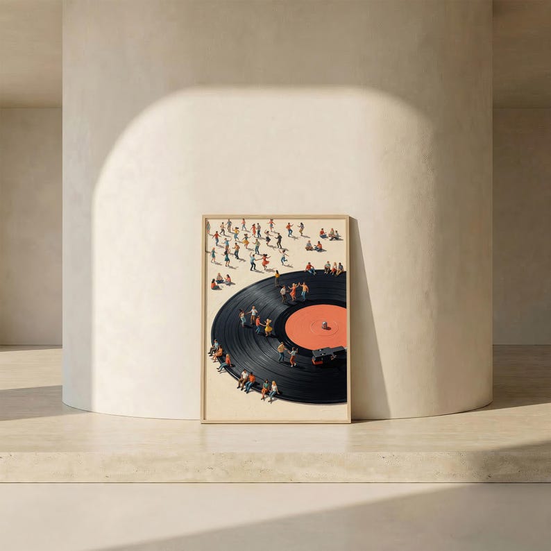 Puede incluir: Impresi&oacute;n art&iacute;stica enmarcada que presenta un disco de vinilo negro con un centro rojo. Peque&ntilde;as figuras de personas bailan y est&aacute;n sentadas en el disco. La obra de arte tiene un fondo beige y un marco marr&oacute;n claro, creando una escena caprichosa y art&iacute;stica.