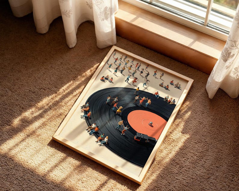 Puede incluir: Una obra de arte enmarcada que presenta un disco de vinilo negro con figuras en miniatura. Algunas figuras bailan, mientras que otras est&aacute;n sentadas alrededor del borde del disco. El disco tiene un centro naranja y est&aacute; sobre un fondo claro.