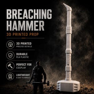 Può includere: Un oggetto di scena a forma di martello da sfondamento stampato in 3D con un manico lungo e una testa pesante. Il testo sull'immagine recita BREACHING HAMMER 3D PRINTED PROP, 3D PRINTED PRECISE DETAILS, DURABLE PLA PLASTIC, PERFECT FOR COSPLAY e LIGHTWEIGHT & EASY TO HANDLE.