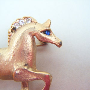 Rhinestone Horse Brooch – Gold Plated Crystal Animal Lapel Pin, Vintage Style Fashion Jewelry For Women
